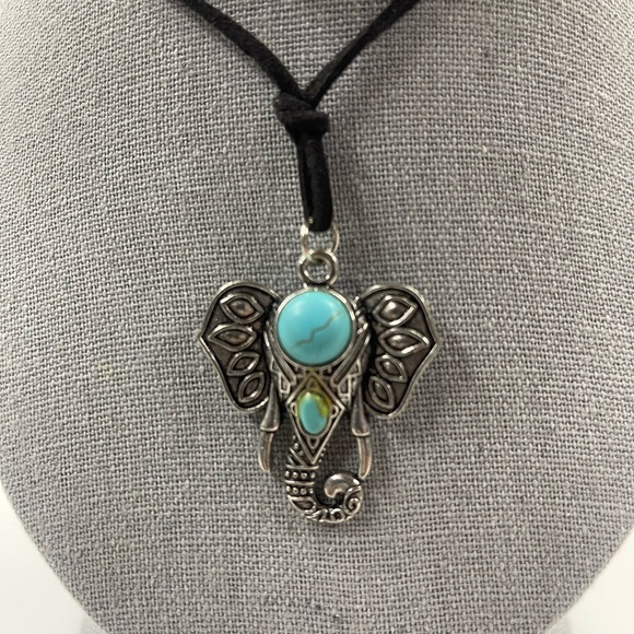 Preowned - assortment of costume jewelry **Dorado693** - Picture 10 of 10